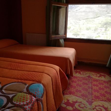 Hostal Del Tajo Peralejos de las Truchas Luaran gambar