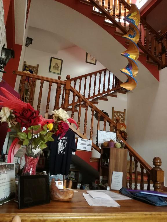 Hostal Del Tajo Peralejos de las Truchas Luaran gambar