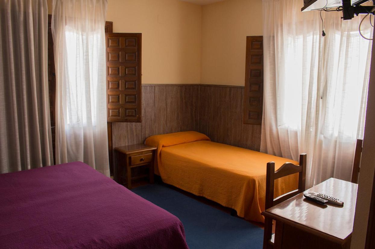 Hostal Del Tajo Peralejos de las Truchas Luaran gambar