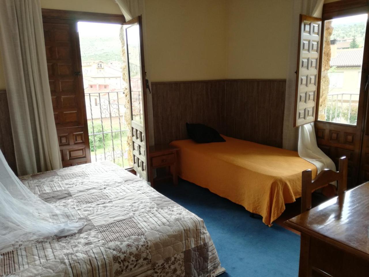 Hostal Del Tajo Peralejos de las Truchas Luaran gambar
