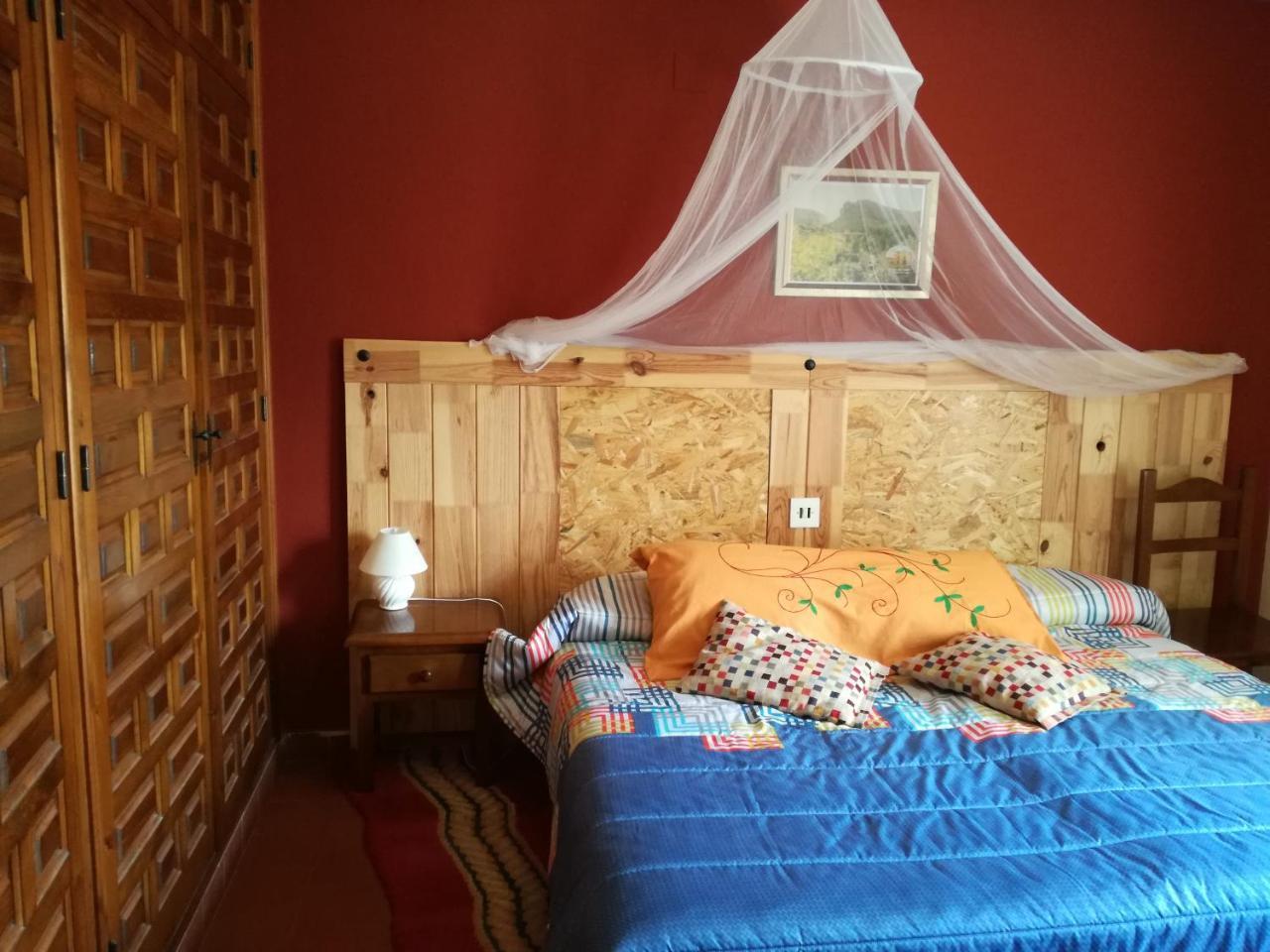Hostal Del Tajo Peralejos de las Truchas Luaran gambar