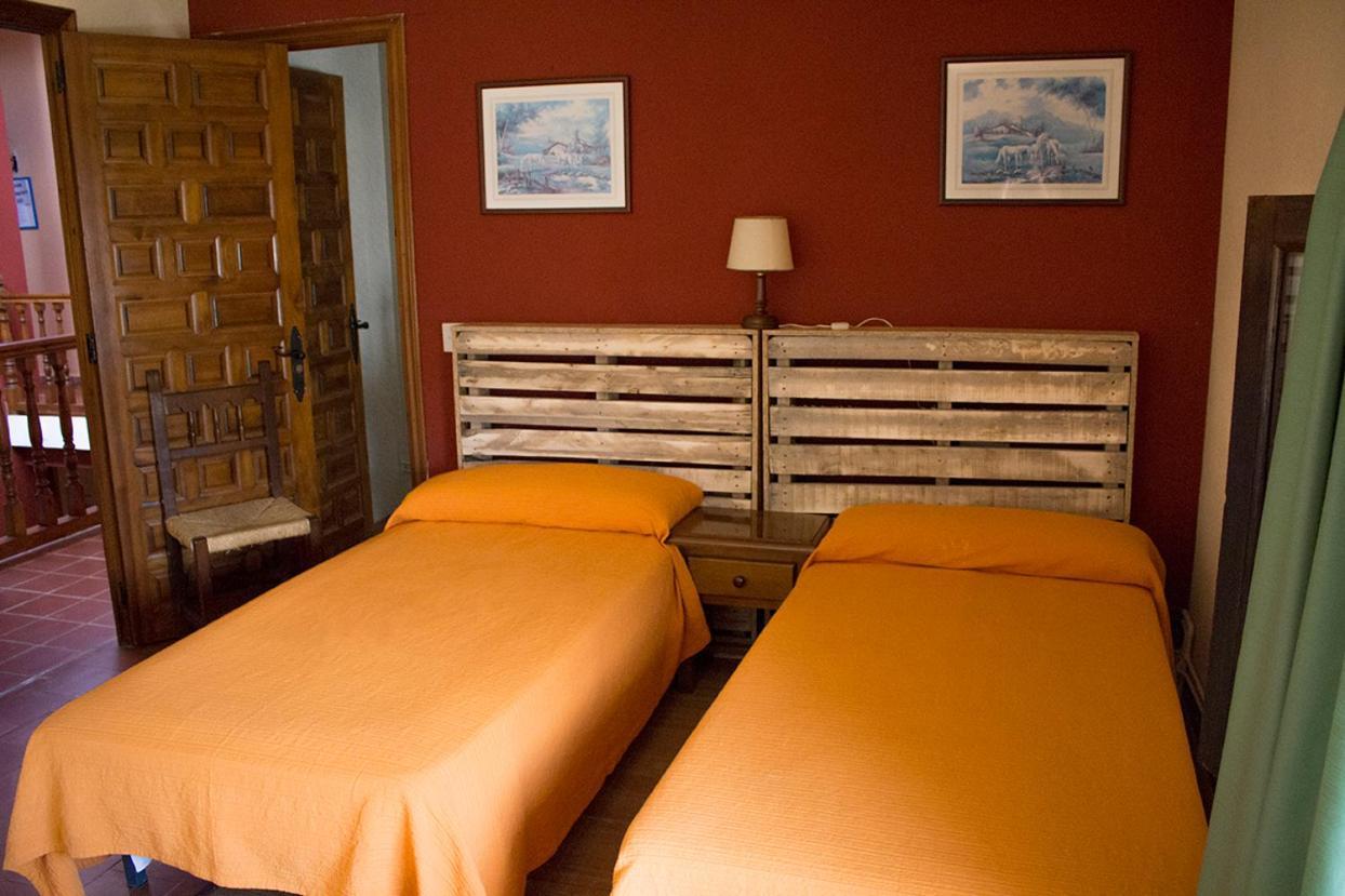 Hostal Del Tajo Peralejos de las Truchas Luaran gambar