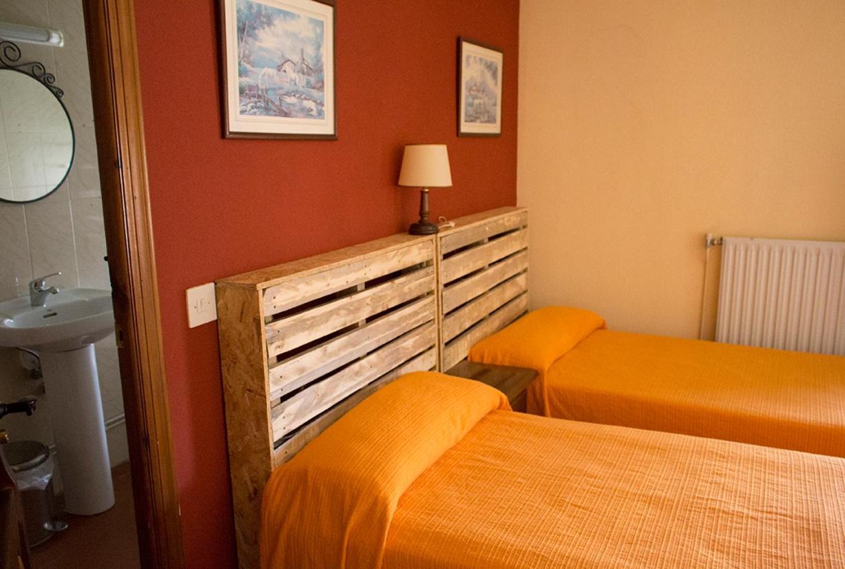 Hostal Del Tajo Peralejos de las Truchas Luaran gambar