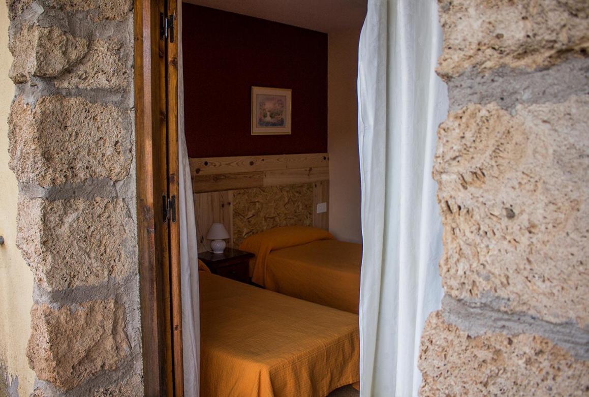 Hostal Del Tajo Peralejos de las Truchas Luaran gambar